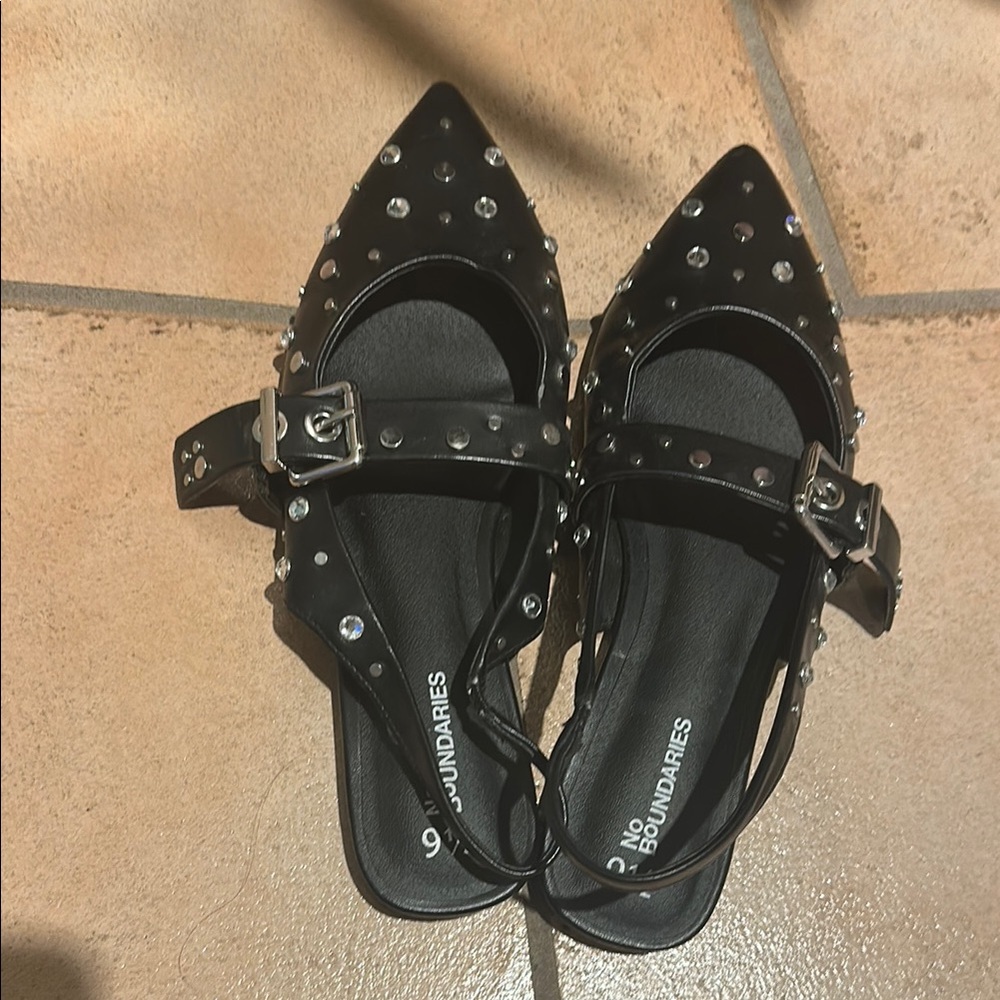 No Boundaries Black Flats with Classic Design